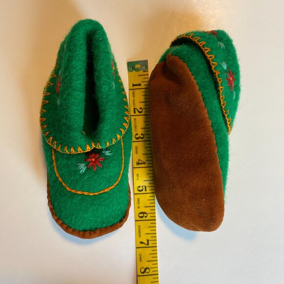 Handmade Green Wool Toddler Moccasins Embroidered Suede bottom NWOT - Picture 2 of 5